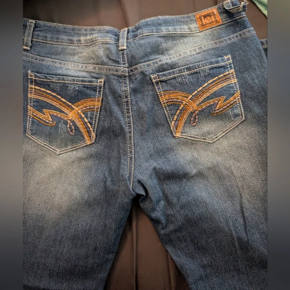 l.e.i Distressed Bootcut Jeans - Picture 8 of 12